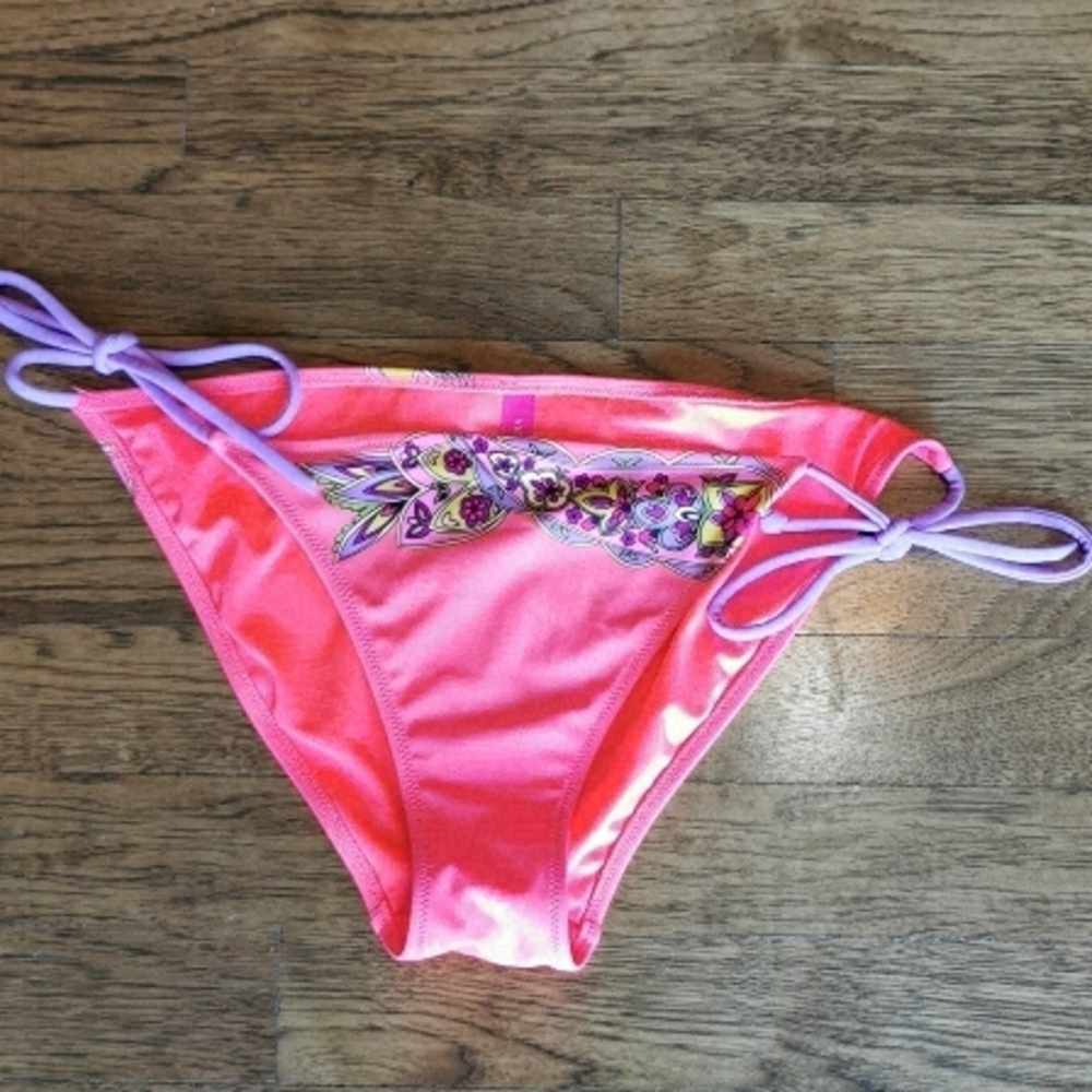 𝅺Victoria's Secret Bikini Pink Floral String Bottom Medium